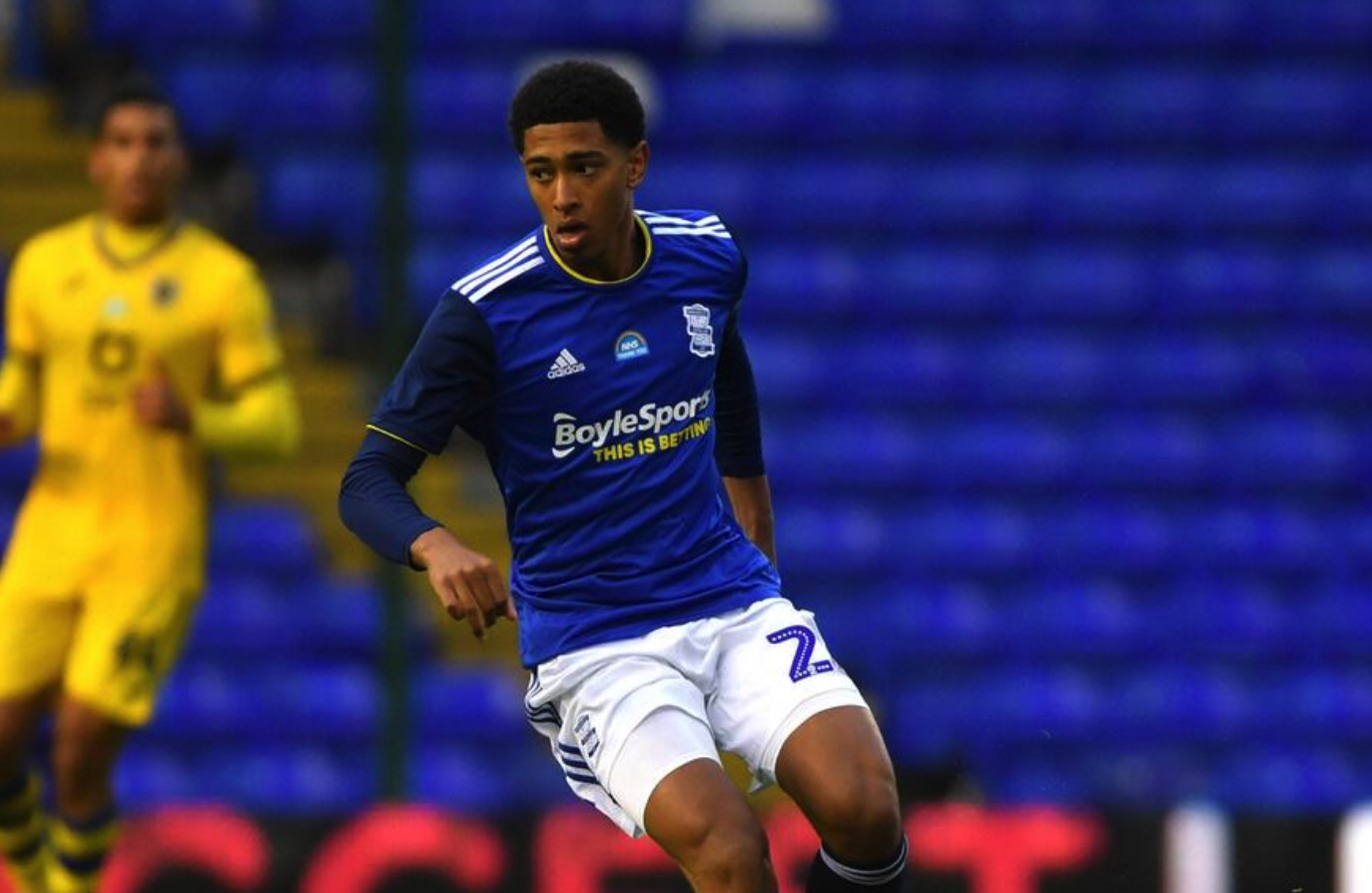 竟是“熟人”？被肘击的奥谢2021年因干扰C罗点球被打一巴掌（原来是旧相识？遭肘击的奥谢曾在2021年因干扰C罗点球被掌掴）