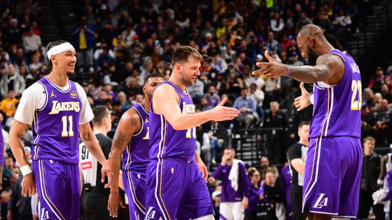 雄鹿因字母哥缺阵惨败，杨瀚森表现不佳，开拓者强势发力，遭遇5连败。（无字母哥雄鹿惨负，杨瀚森手感冰凉；开拓者火力全开，雄鹿陷入五连败）