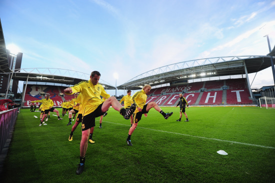 早报：推开门重逢再相拥？（早报：开门相逢，能再拥抱吗？）